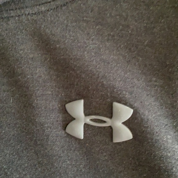Loose fitting Under Armour top - Picture 3 of 6